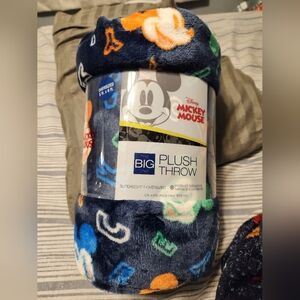 BIG ONE plush throw blanket Mickey 5ft x 6ft